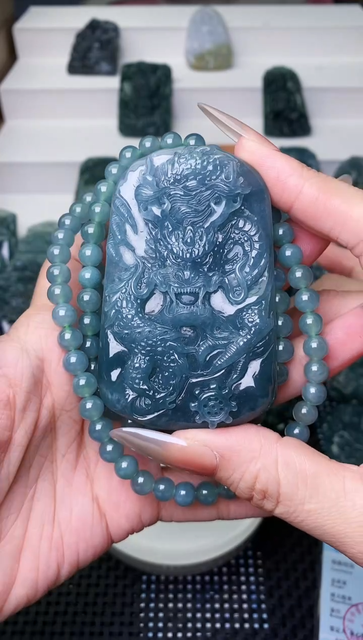 颈饰未镶嵌翡翠 