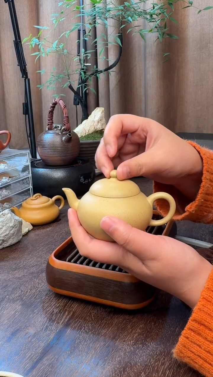 茶壶紫砂幕古梨式-半手精工制作-本山绿泥-容量“150CC