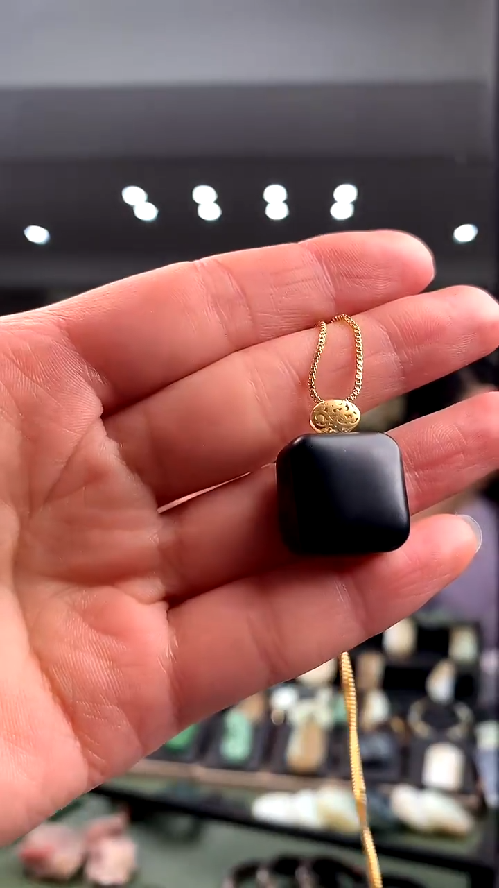 颈饰18K金镶嵌和田玉挂件