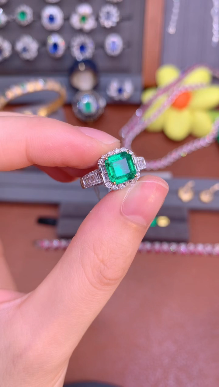 【闪购商品】祖母绿戒指18K金镶嵌1.87CT