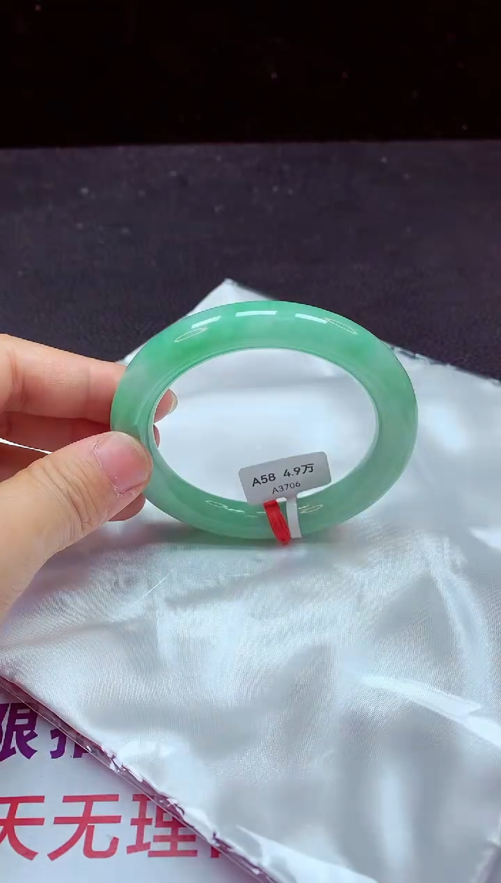 【闪购商品】翡翠手镯（圆镯）未镶嵌手镯58