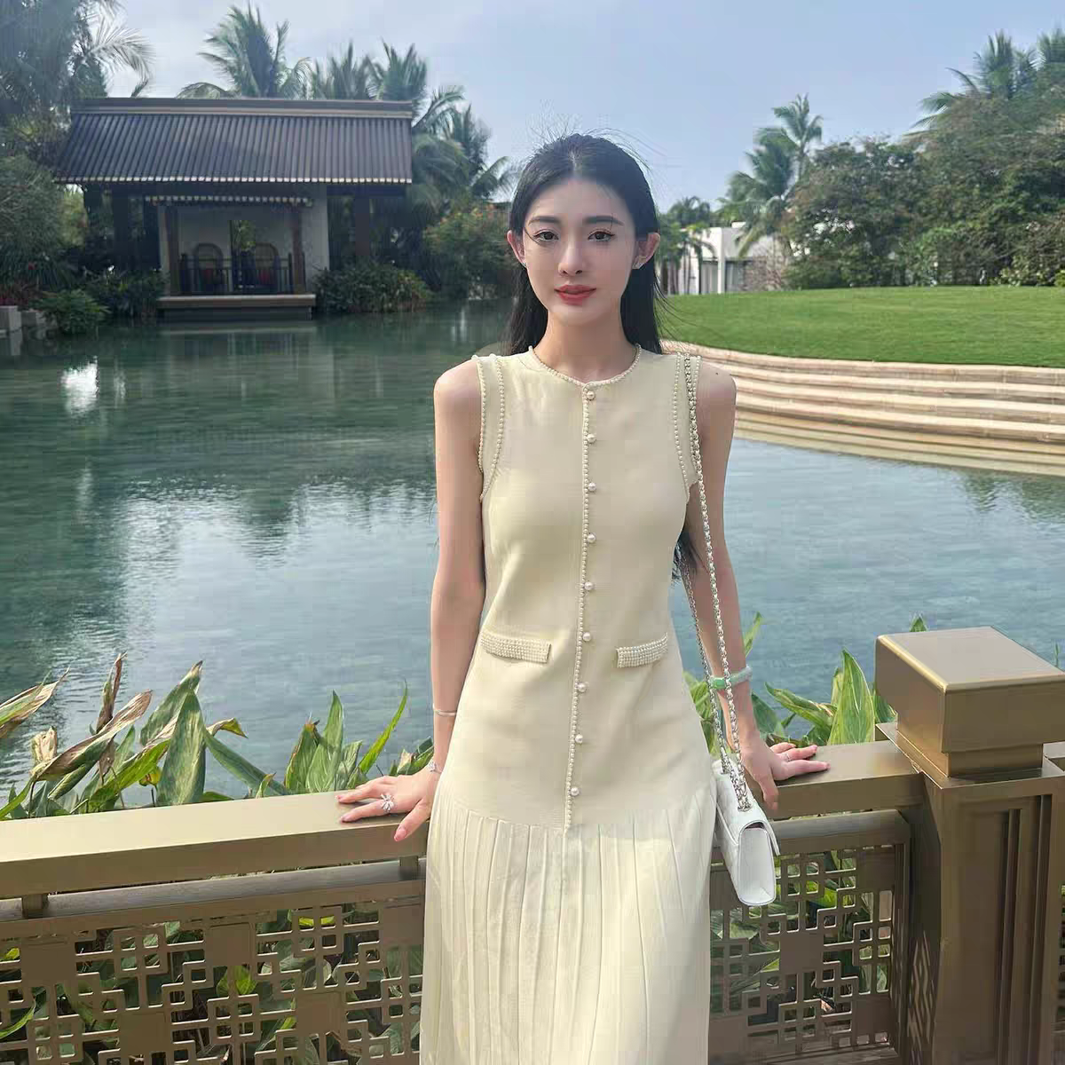 连衣裙显瘦无袖名媛风U字领收腰通勤圆领小众修身时尚轻奢