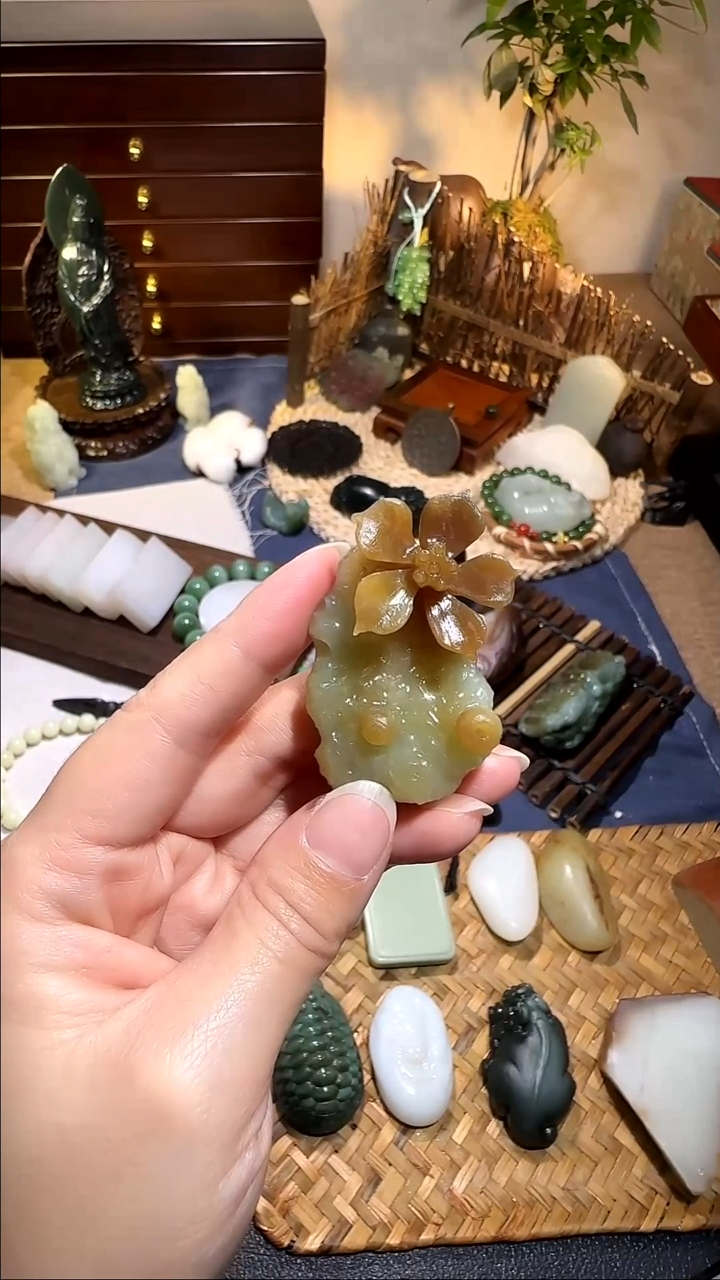 颈饰未镶嵌和田玉嘻**哈1
