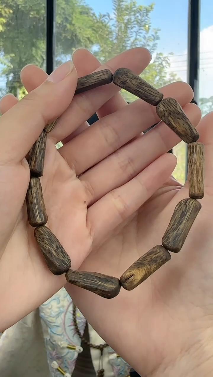 沉香手串海南莺歌绿丁口陏型，多样性发其一