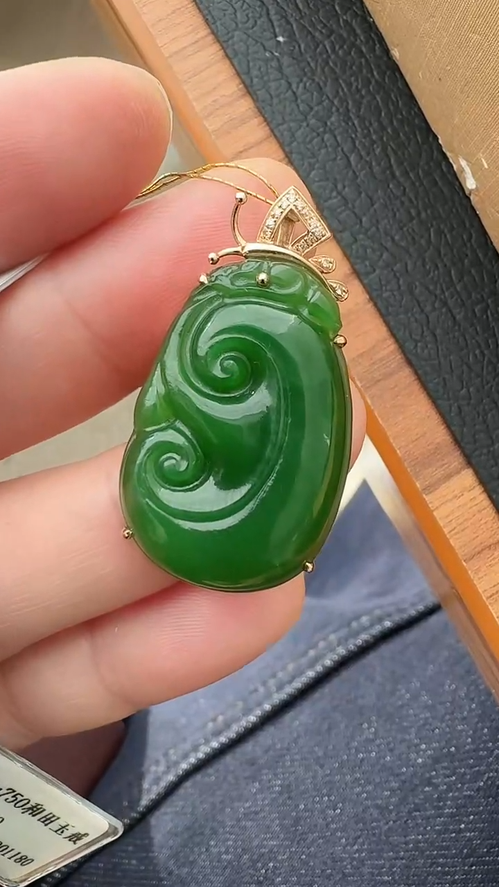 颈饰18K金镶嵌和田玉荣倩