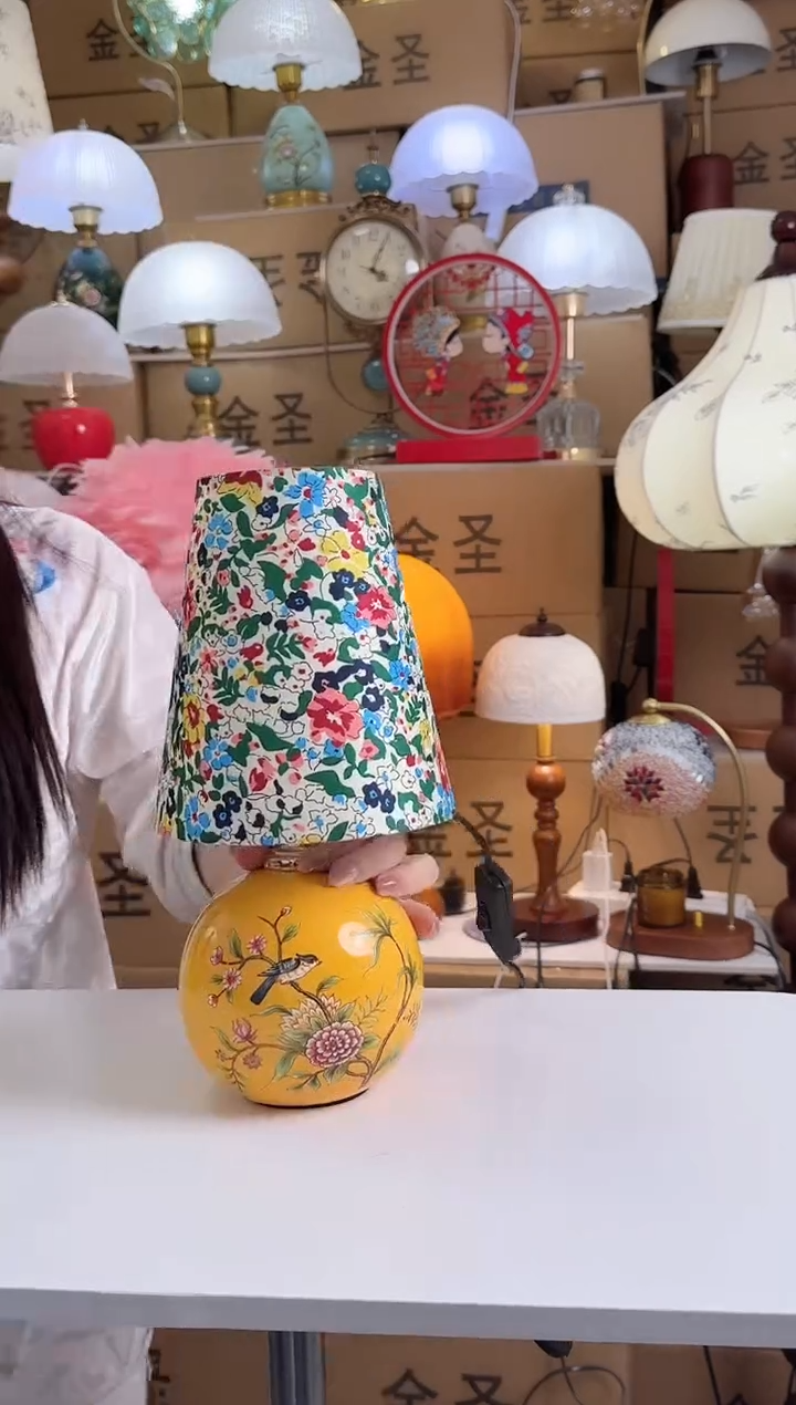 黄色小碎花陶瓷台灯
