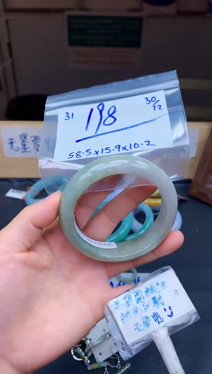 未镶嵌定制翡翠31毛货需精细抛光手镯拍一发一