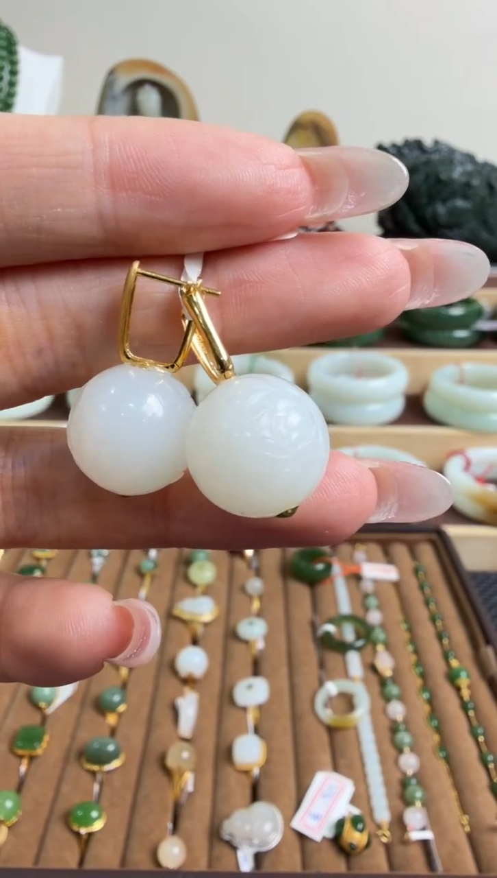 颈饰未镶嵌和田玉耳饰一对