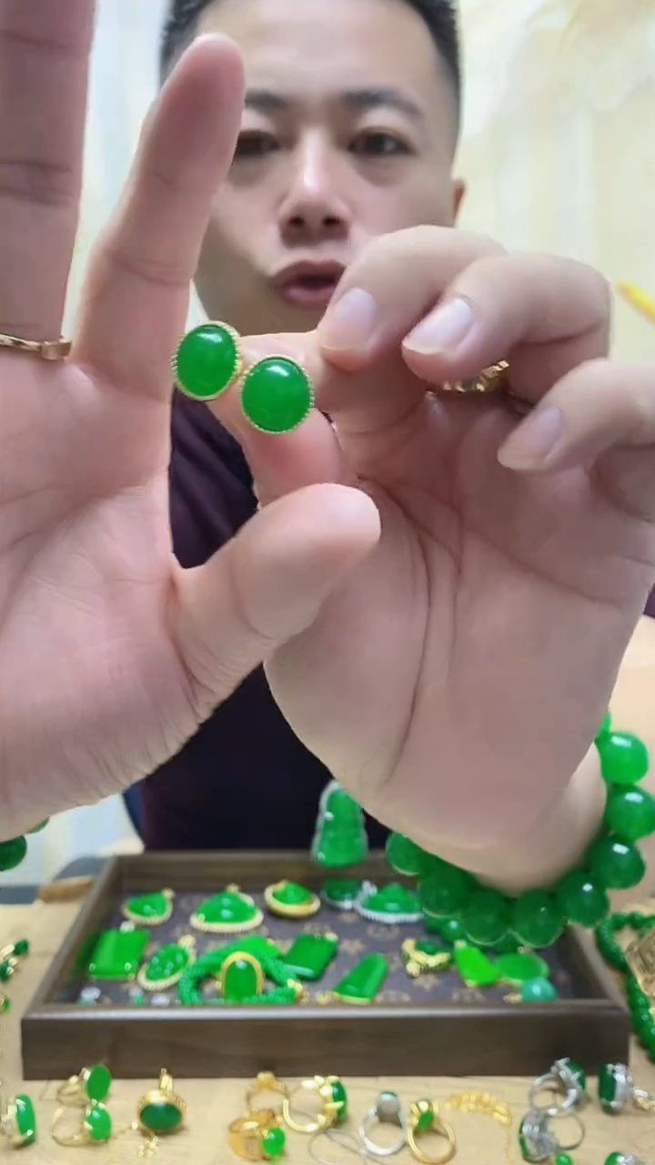 14K金镶嵌翡翠耳饰翡翠耳钩