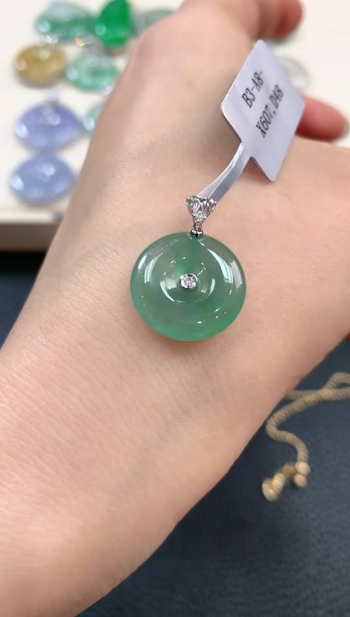 【闪购商品】翡翠吊坠(不含链)18K金镶嵌b30不退换多样性一件发货