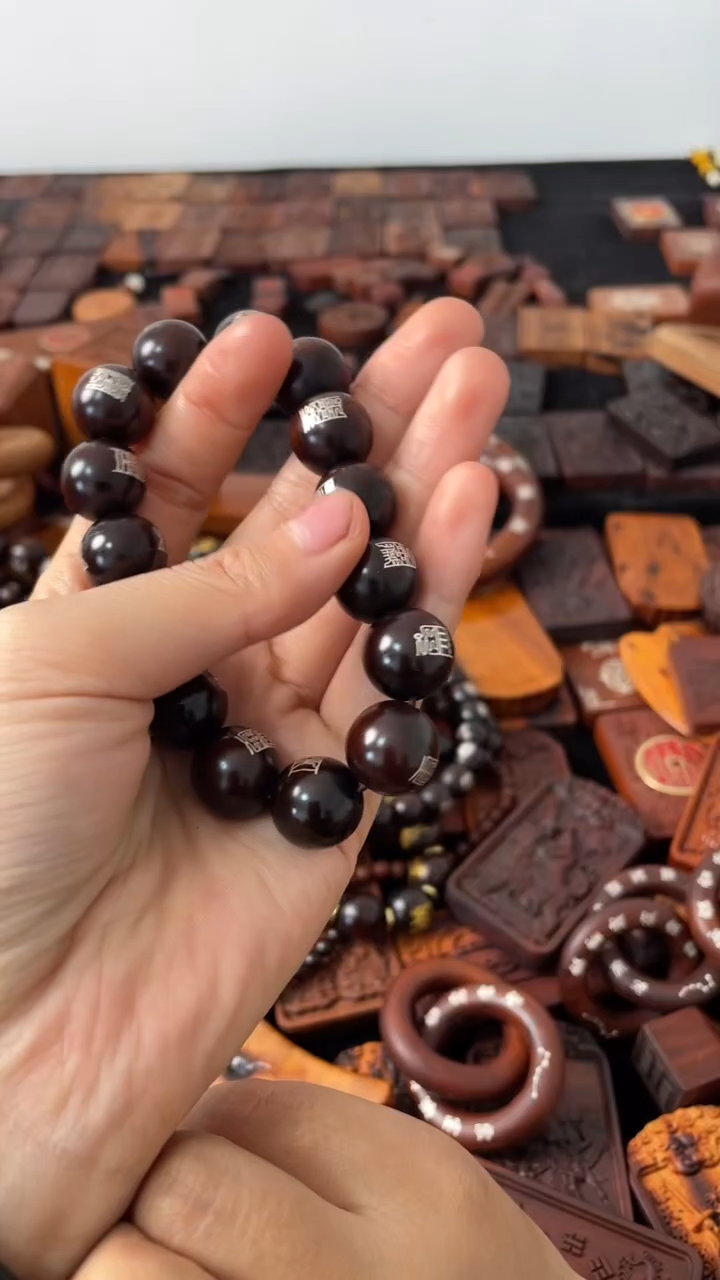 【闪购商品】木枣木1.5玉华双面镶银十五秘符手串