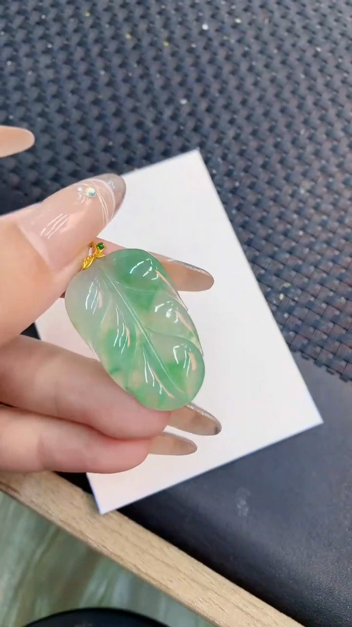 颈饰18K金镶嵌翡翠1