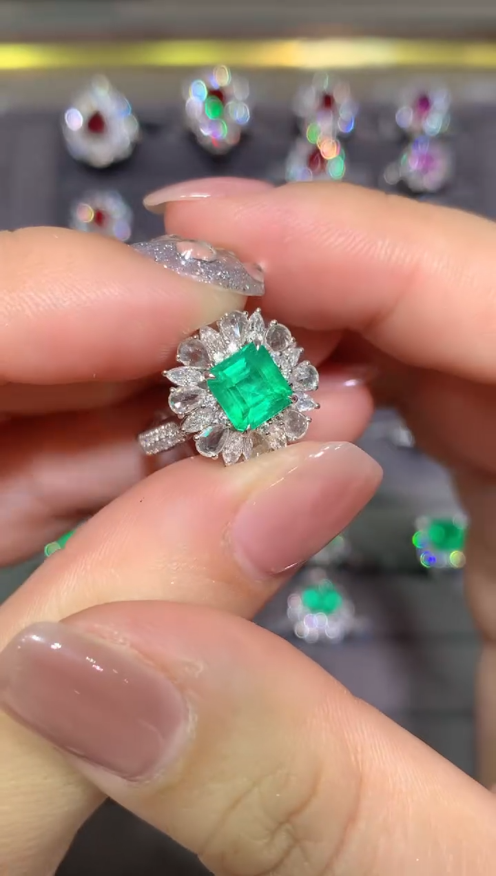 18K金镶嵌戒指祖母绿1.3CT