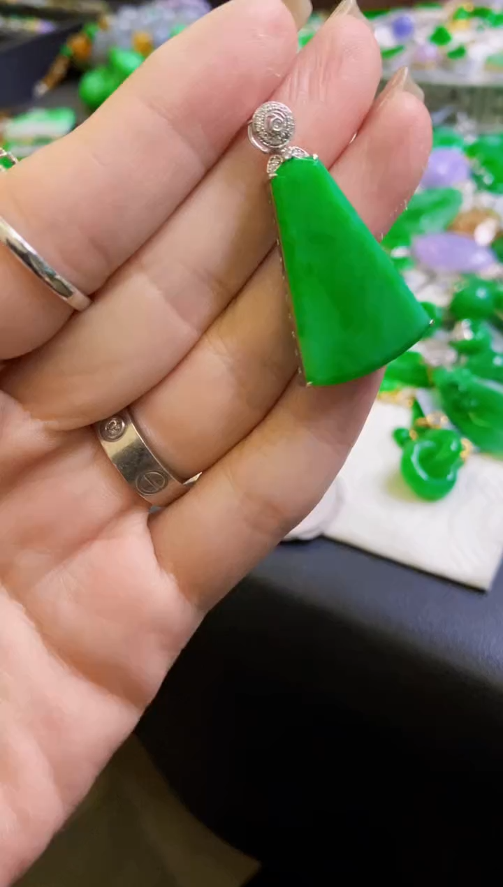 【闪购商品】定制翡翠18K金镶嵌吊坠