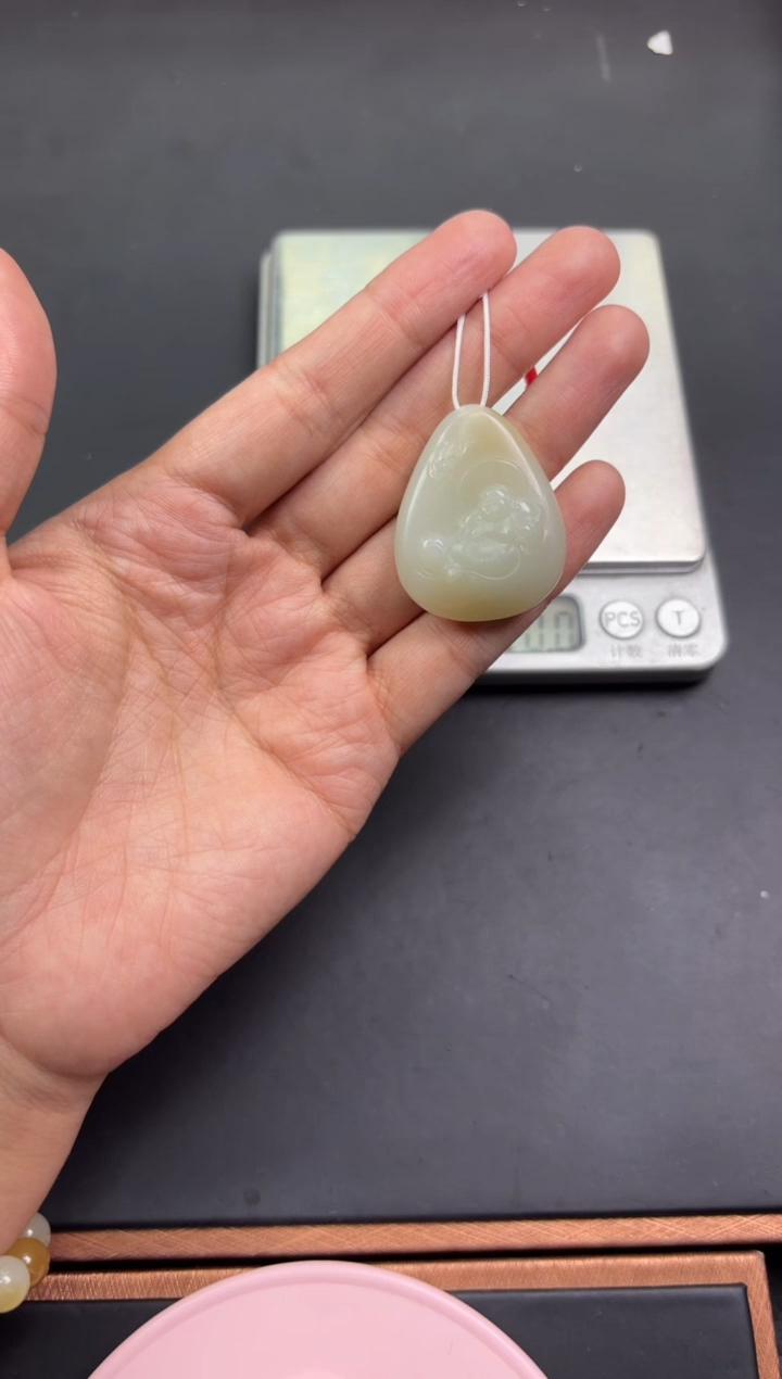 【闪购商品】和田玉吊坠(赠链)未镶嵌且末微色差迪克兰吊坠