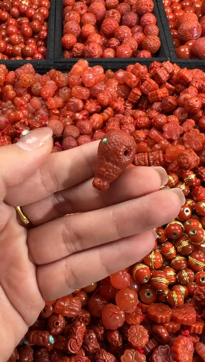 南红玛瑙未镶嵌颈饰1