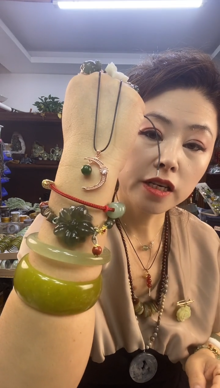 颈饰未镶嵌和田玉多样性随机发一月亮