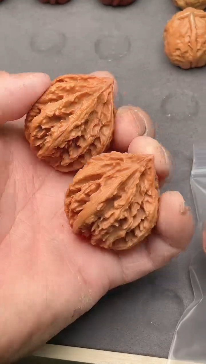 把件文玩核桃火焰红