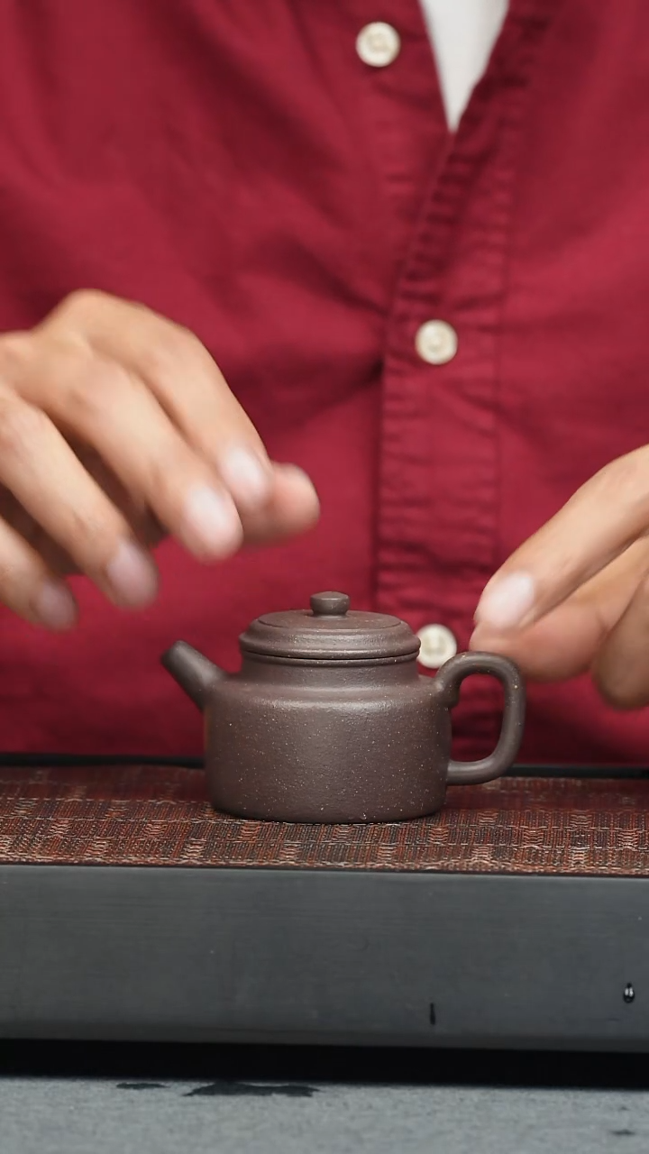 茶壶紫砂大亨德钟-手工练泥