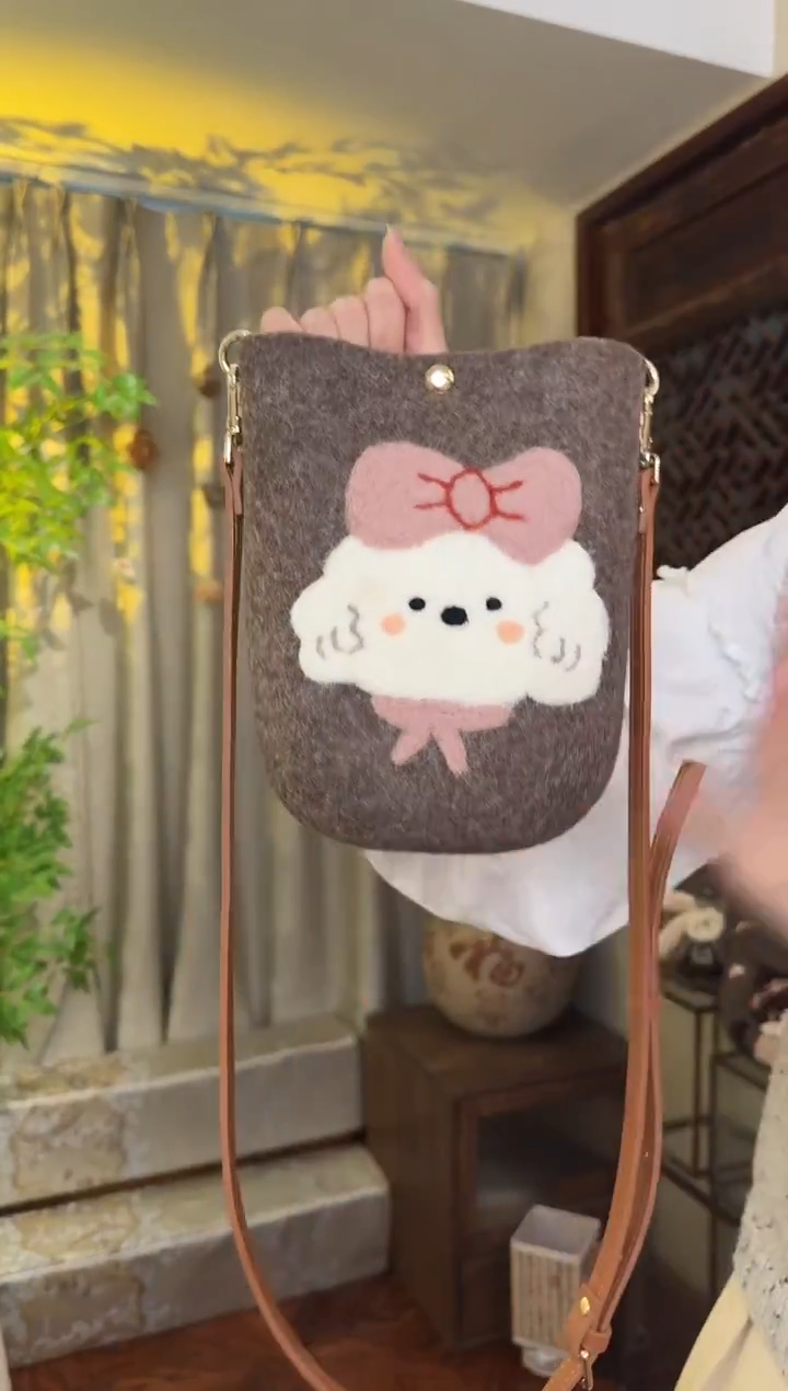 羊毛非遗纯手工包  手机包小狗