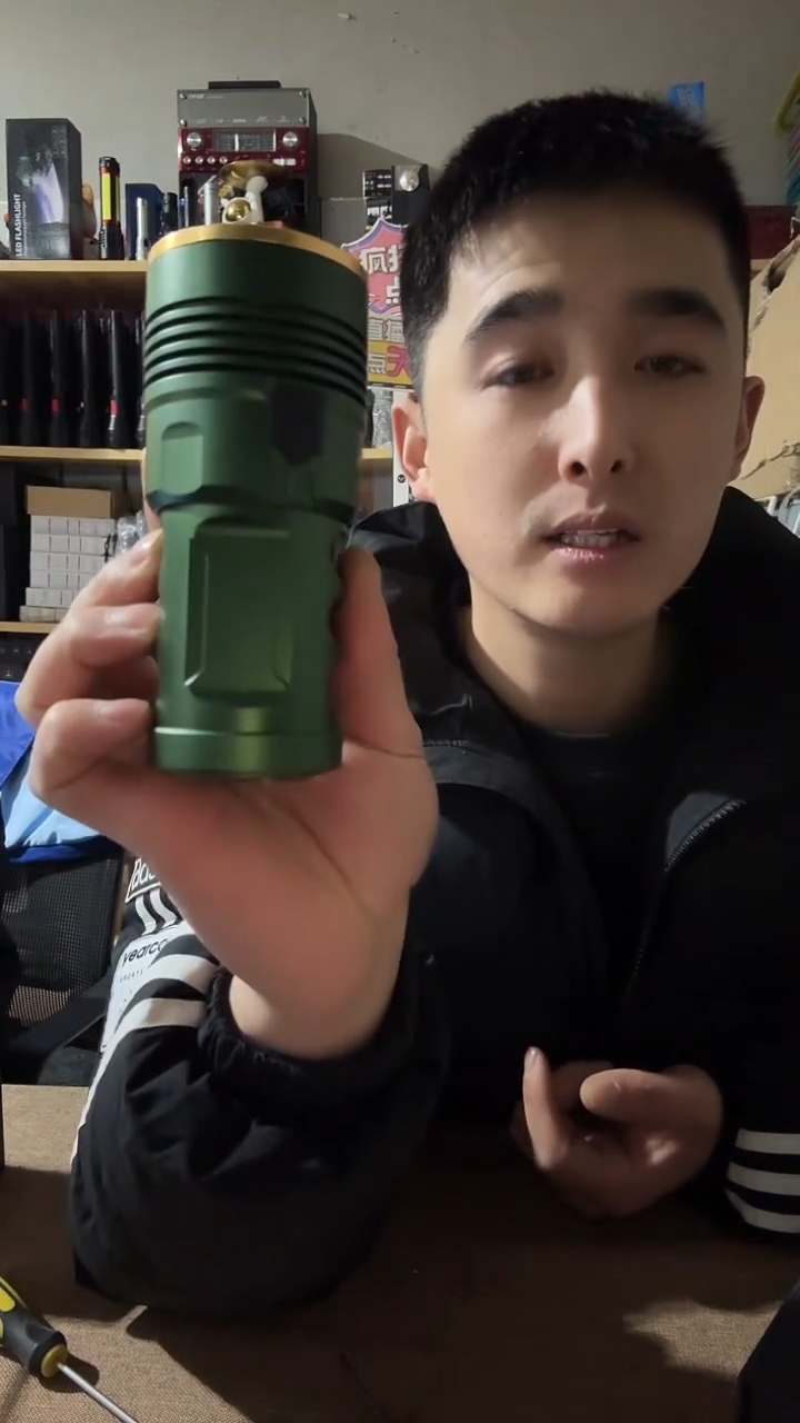 绿色和金手电带四节18650