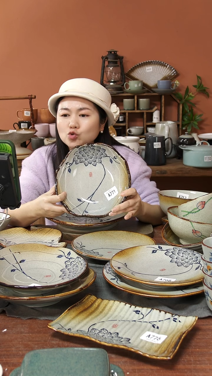 陶瓷A771 一只手绘蓝莲花花边异形碗22.5*5微瑕