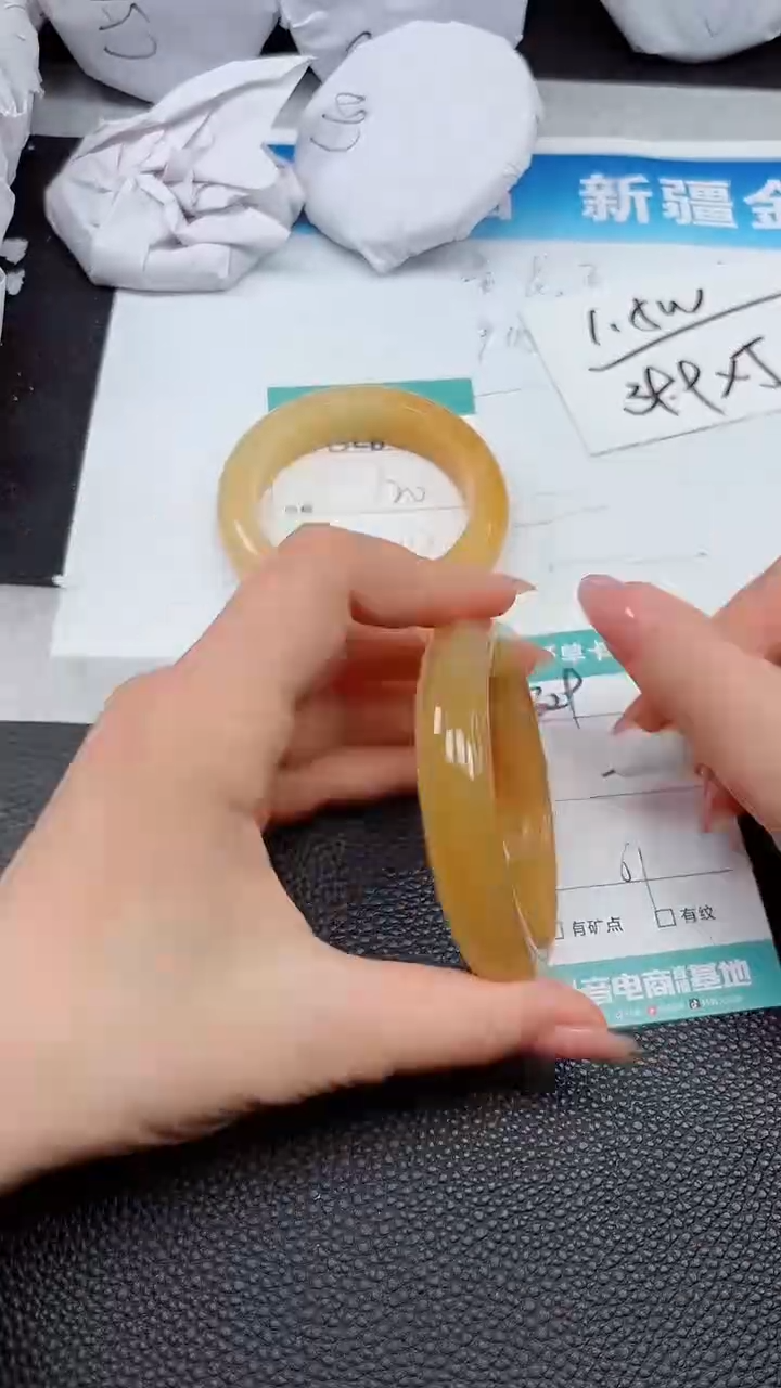 【闪购商品】石英质玉手镯未镶嵌A329