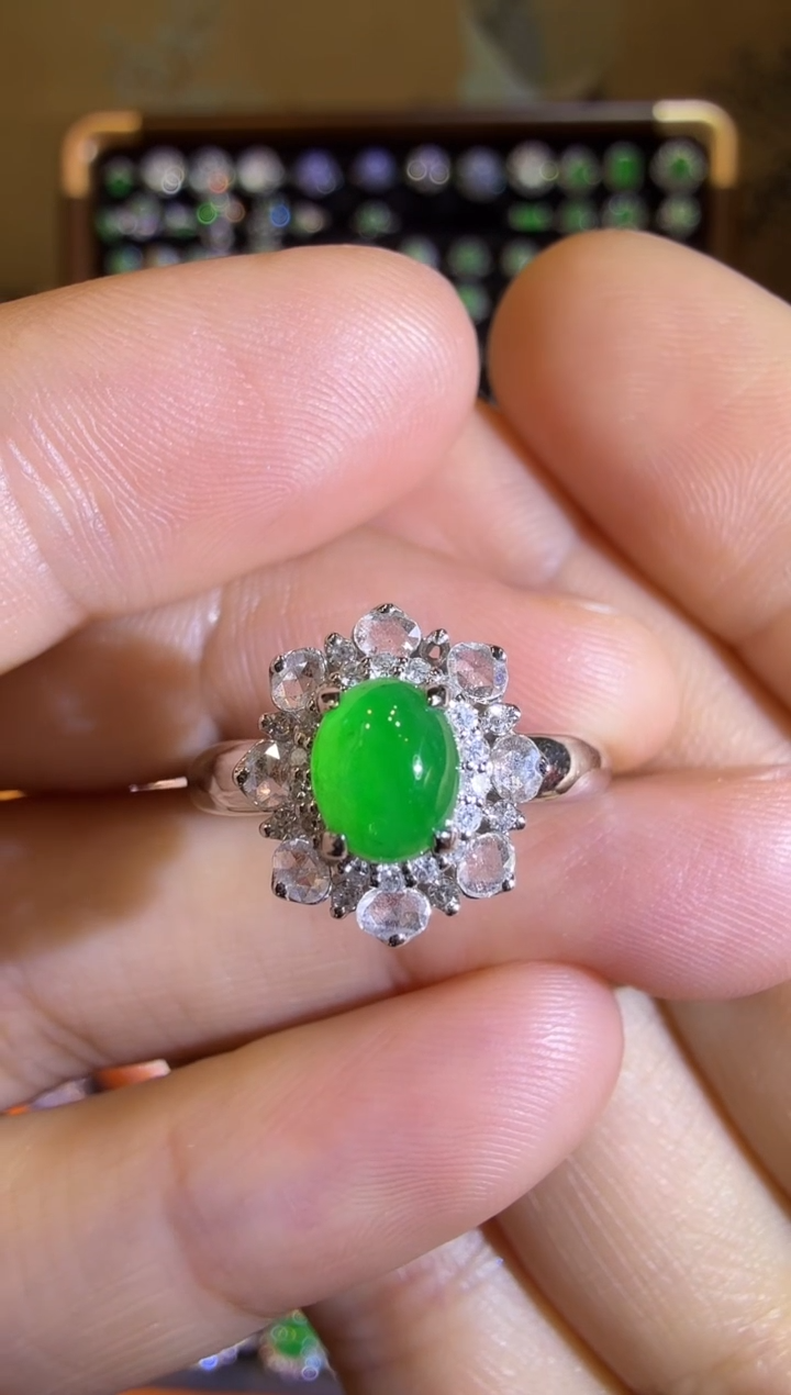 【闪购商品】翡翠戒指18K金镶嵌高冰满绿蛋面戒指