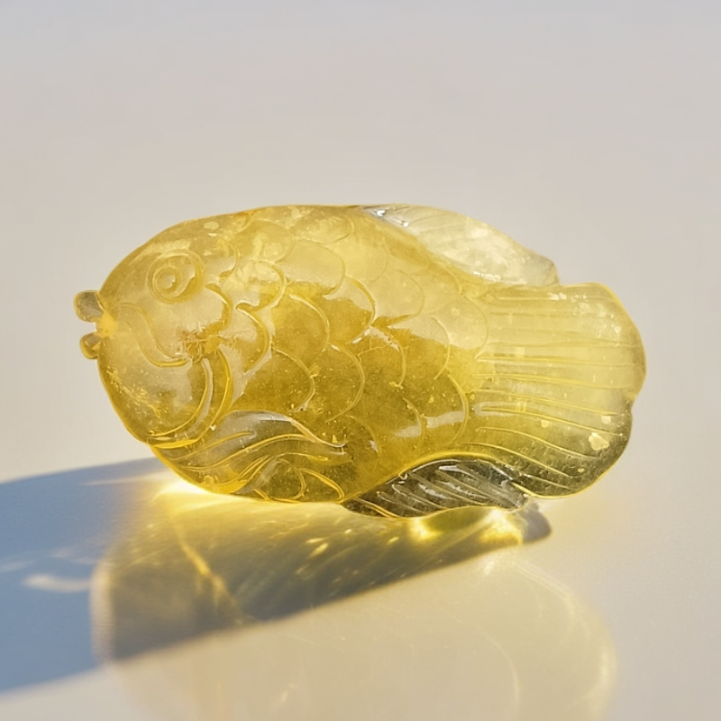 琥珀蜜蜡单面雕刻小鱼