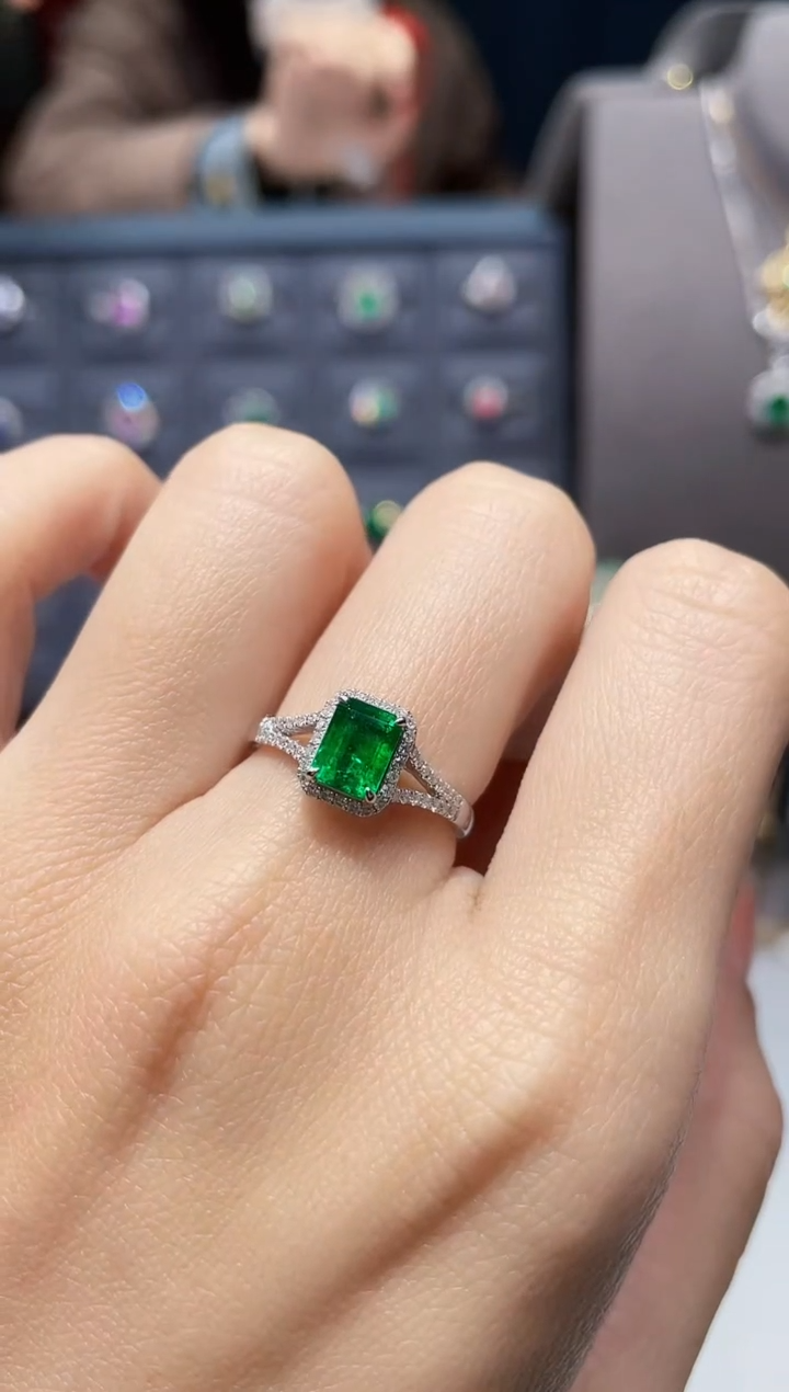 【闪购商品】祖母绿戒指18K金镶嵌0.89克拉