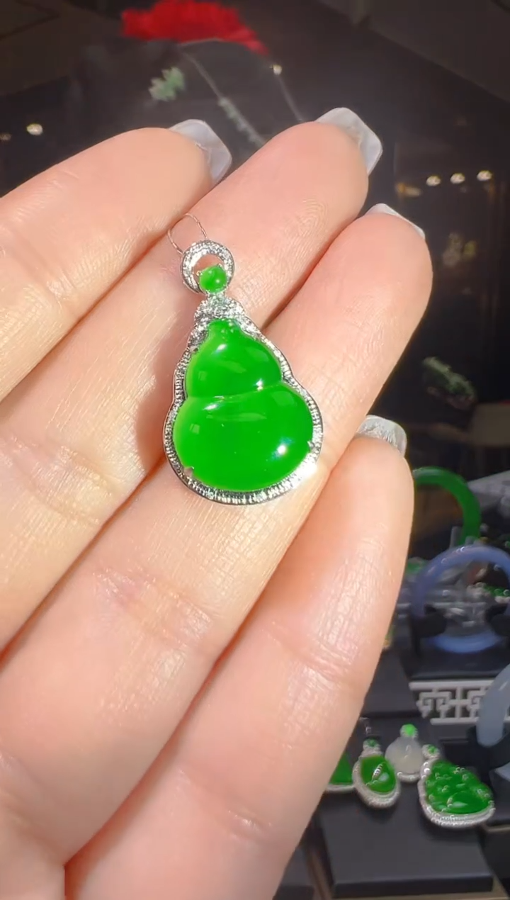 【闪购商品】翡翠吊坠(赠链)18K金镶嵌107     