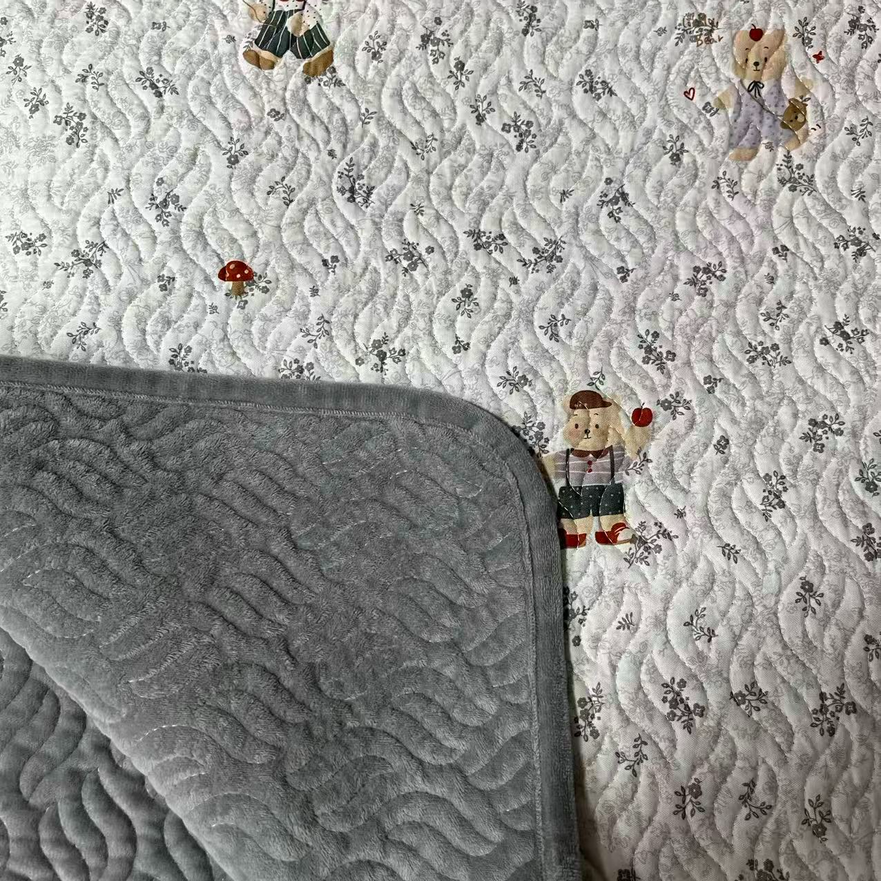 【绒兰】200*220 高密度全棉+婴儿绒绗缝夹棉多功能床盖10# 苹果 熊