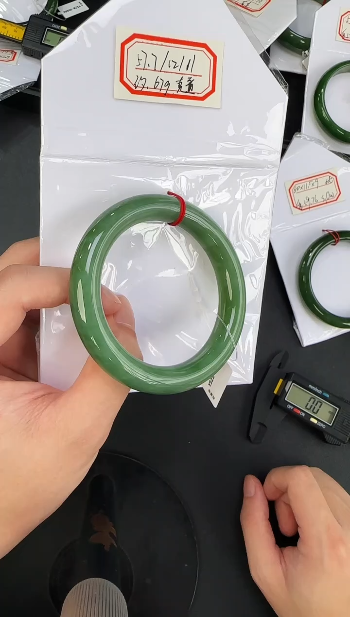 颈饰未镶嵌和田玉（碧玉）俄老料圈口约57mm