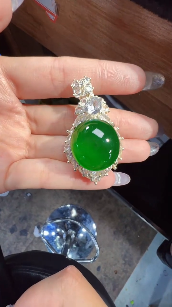 定制翡翠未镶嵌鸽子蛋1