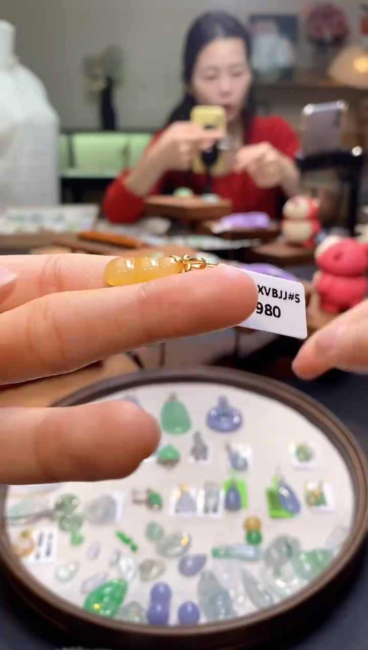 翡翠18K金镶嵌颈饰福瓜