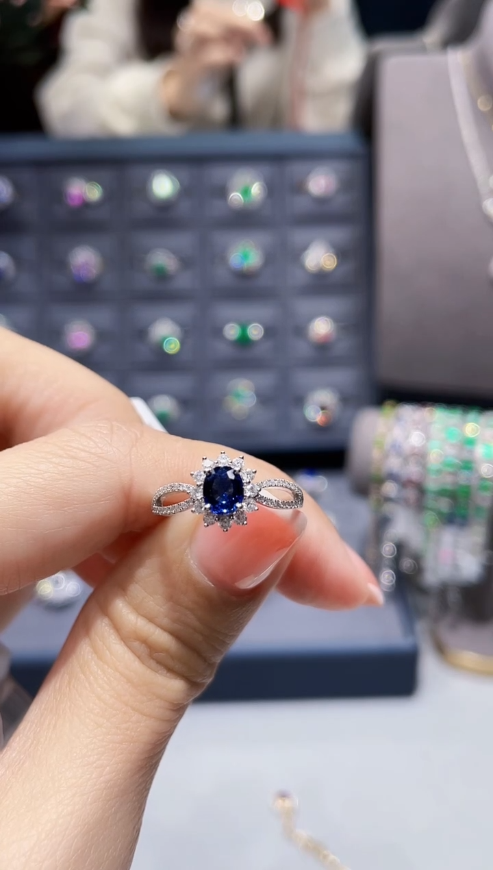 【闪购商品】蓝宝石戒指18K金镶嵌0.76克拉 无烧