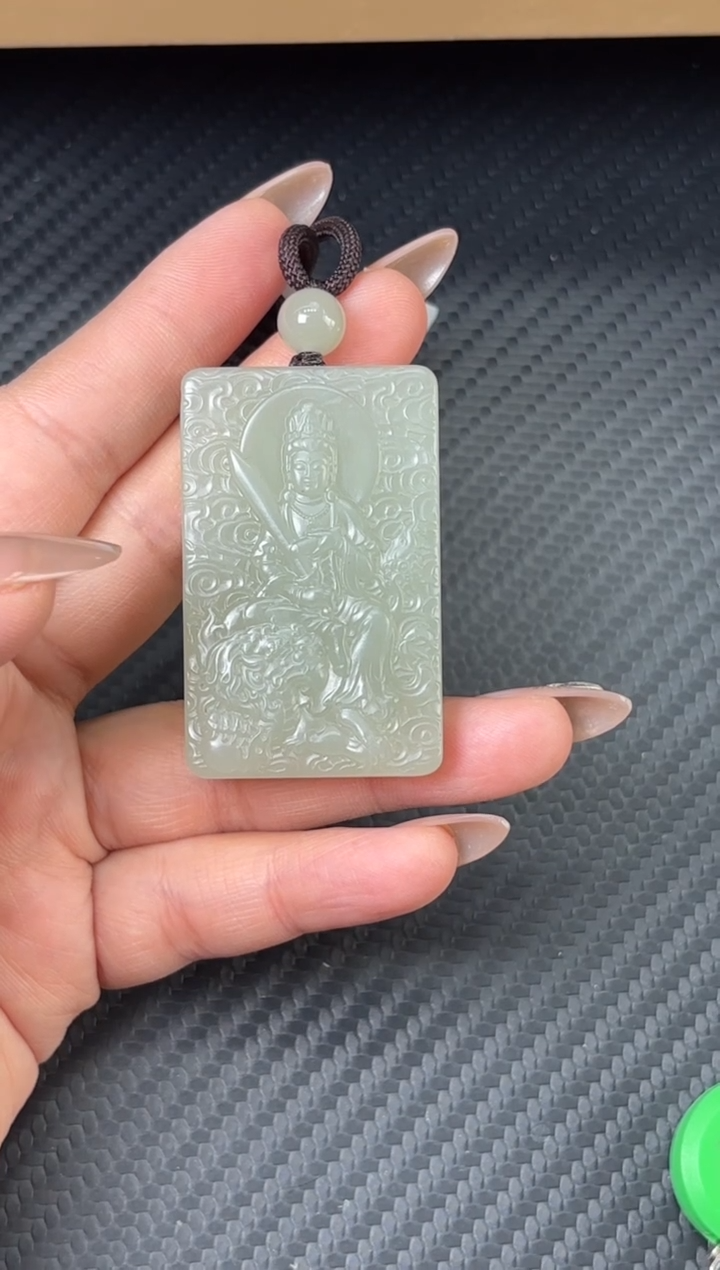 吊坠(赠链)未镶嵌和田玉且末近矿微色差吊坠mj