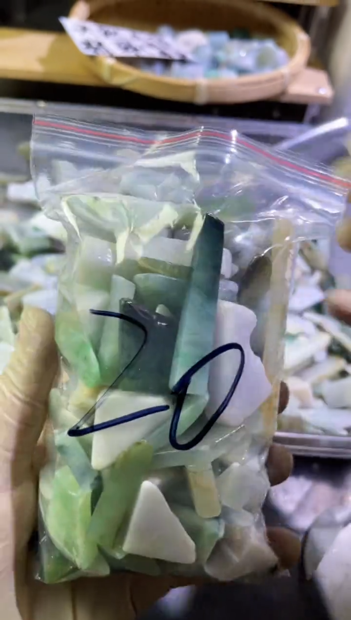 翡翠未镶嵌颈饰天然翡翠边角中号500克20