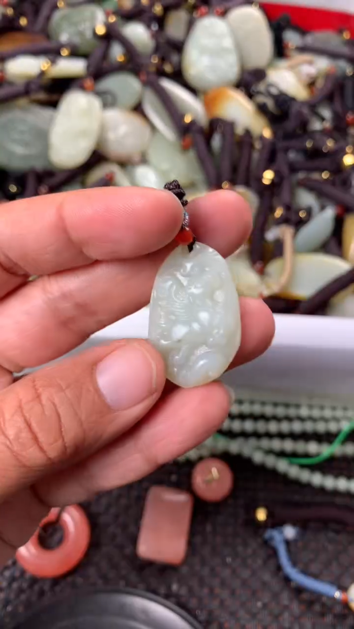 【闪购商品】和田玉颈饰未镶嵌多样性发货没有证书.拍一发一，有瑕