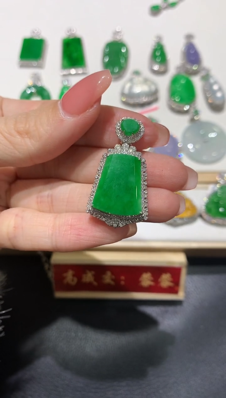 【闪购商品】翡翠吊坠(不含链)18K金镶嵌团购9