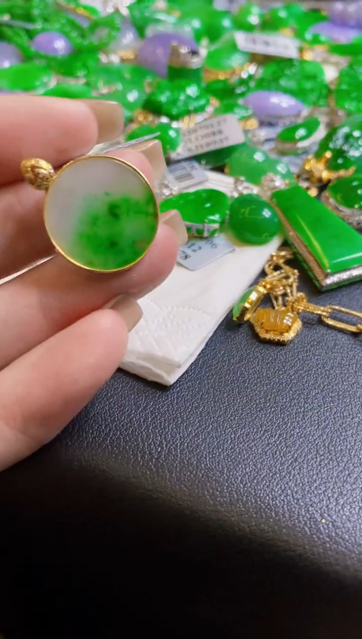 【闪购商品】翡翠颈饰18K金镶嵌圆牌