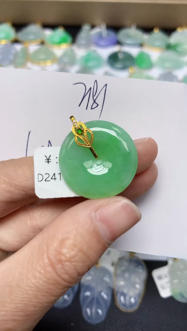 翡翠18K金镶嵌颈饰 天然翡翠A货