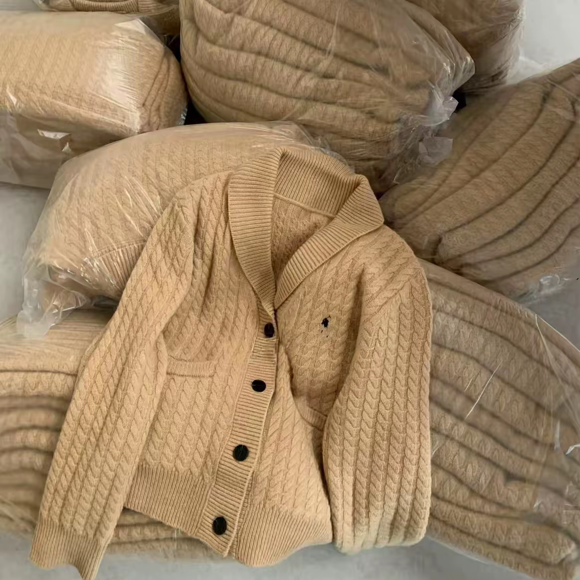 秋冬新款蜜熊绒老钱风绞花八结小马刺绣翻领针织开衫外套