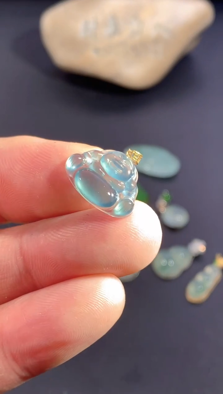 颈饰18K金镶嵌翡翠       