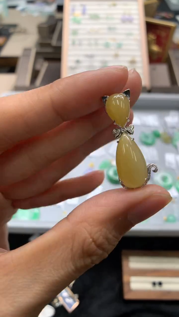 颈饰18K金镶嵌翡翠猫咪吊坠