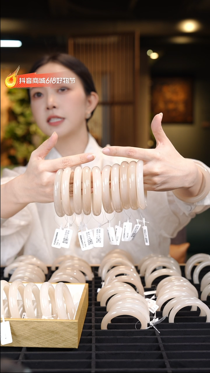 和田玉手镯未镶嵌lm09  多样性发一