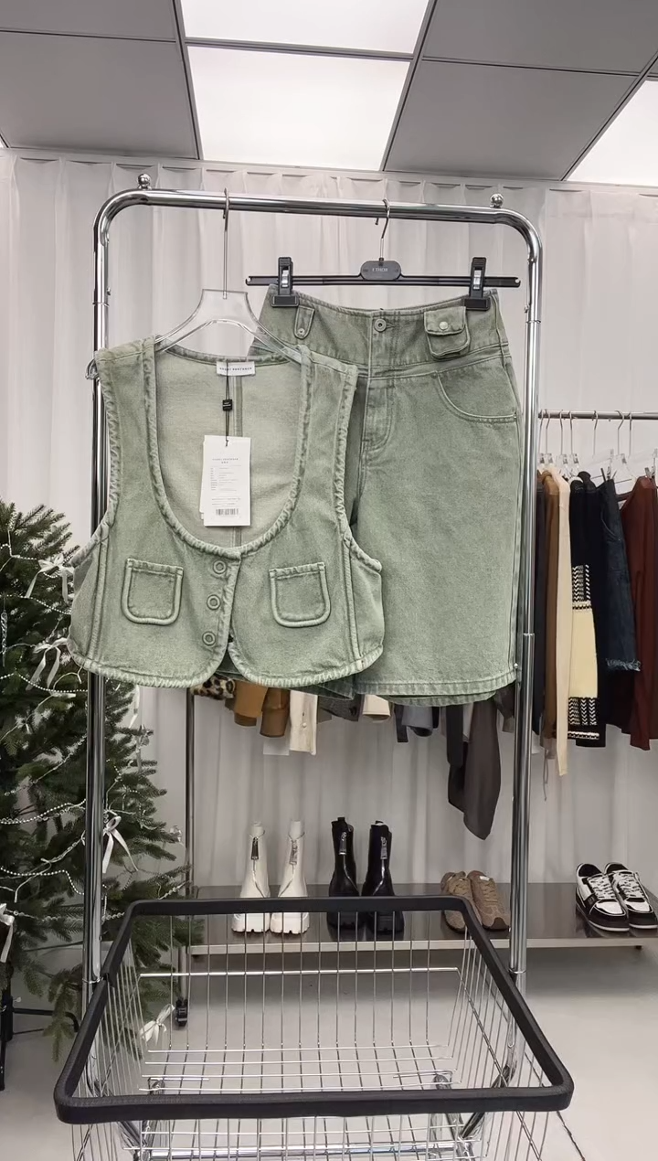 编号088 短句牛仔背心 短裤 休闲套 S码  福福1080待开价