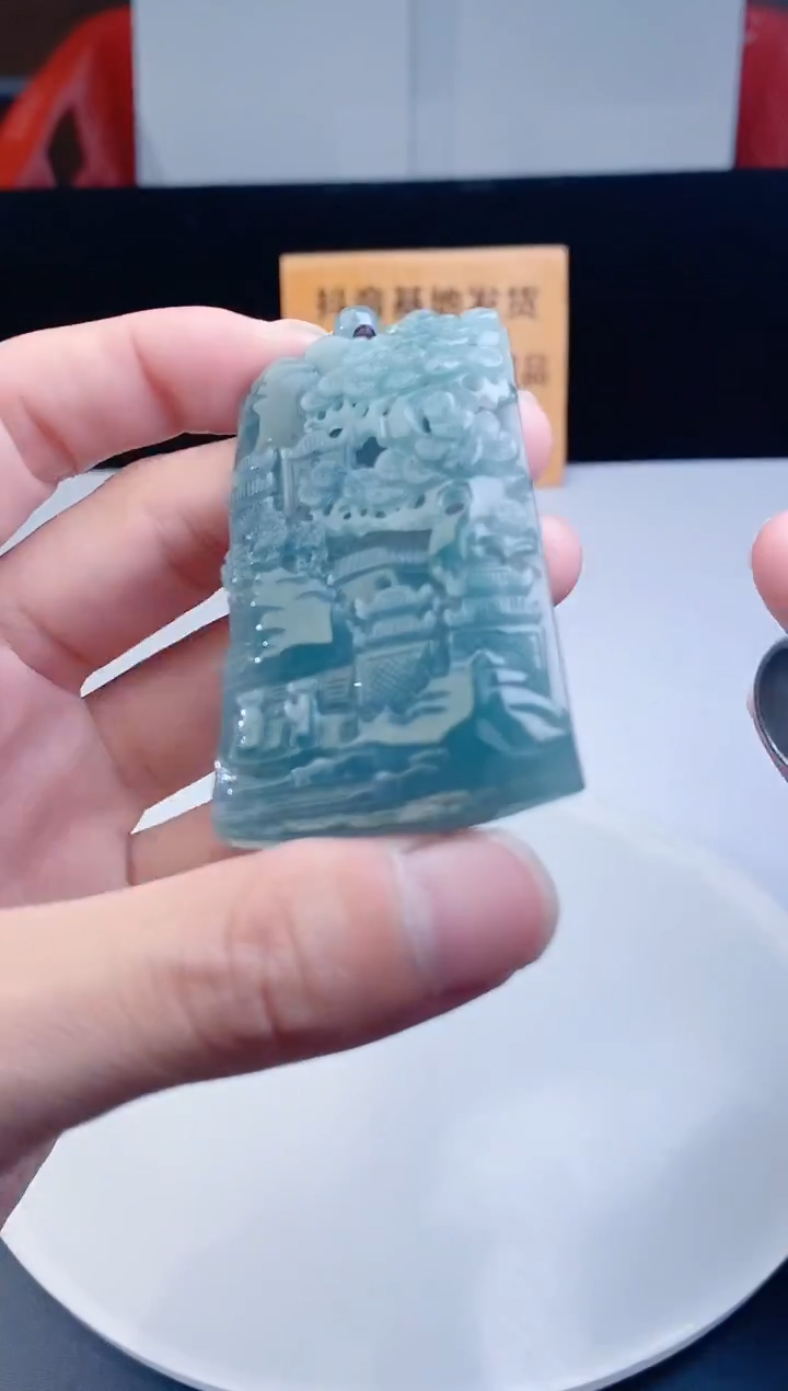 颈饰未镶嵌翡翠   