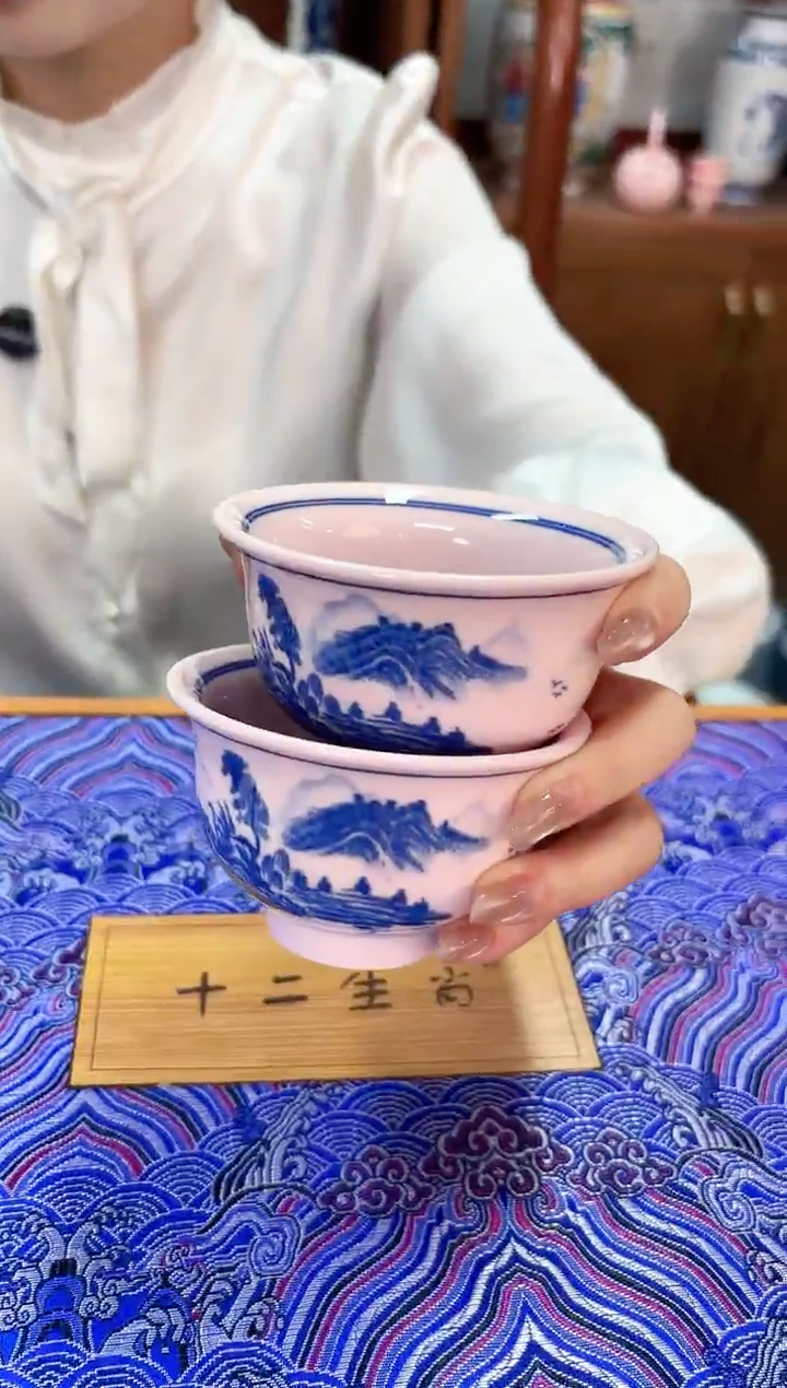 A02景德镇红稀稀山水写意压手杯两只