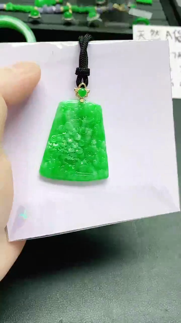 颈饰未镶嵌翡翠军****)赠礼盒证书